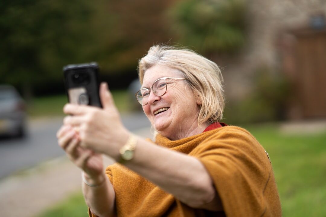 senior setting privacy on phone